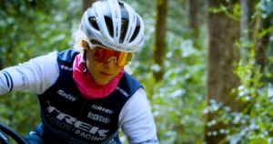 Buff se gana la confianza de la campeona de la Copa del Mundo de mountain  bike - Diffusion Sport