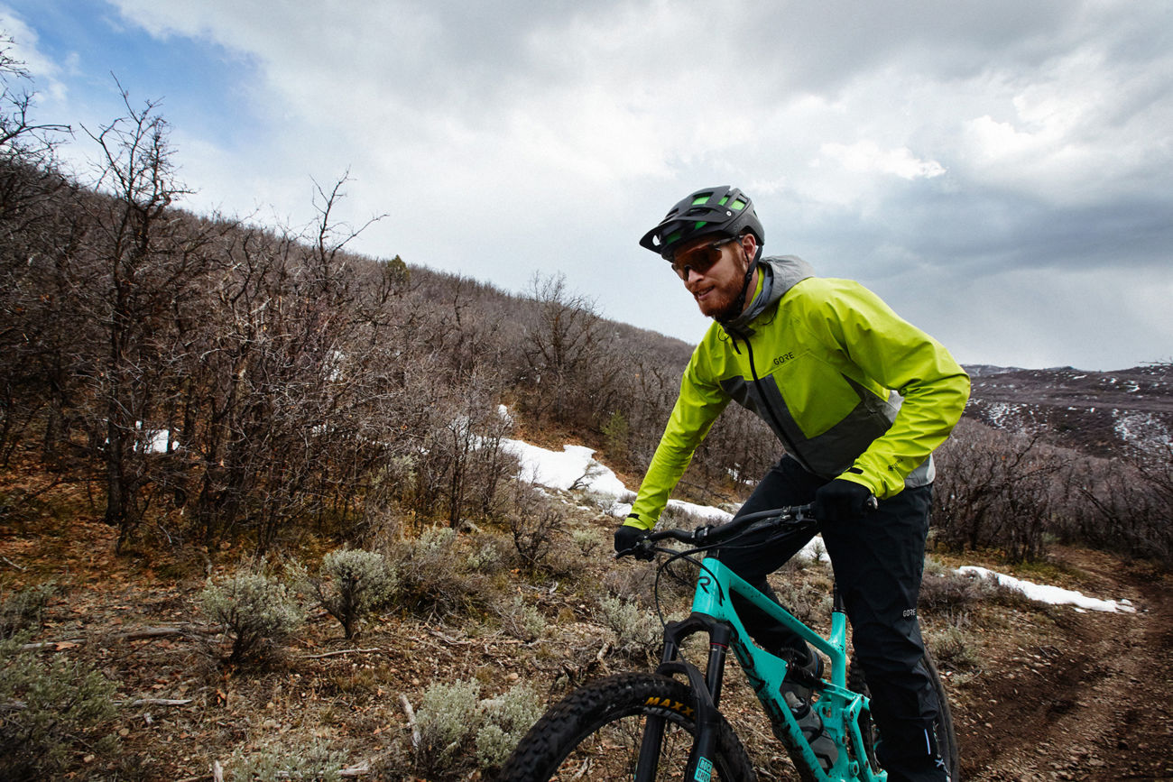 Gore Wear aborda los desafíos del mountain bike con dos cómodas chaquetas -  Diffusion Sport